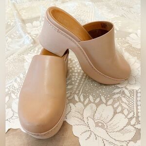 Fitflop Nude Leather Platform Clogs